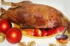Фото к рецепту: Гусь с яблоками (немецкая Рождественская классика)