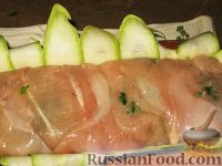 Фото приготовления рецепта: Куриный рулет с грибами в кабачке - шаг №4