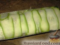 Фото приготовления рецепта: Куриный рулет с грибами в кабачке - шаг №5