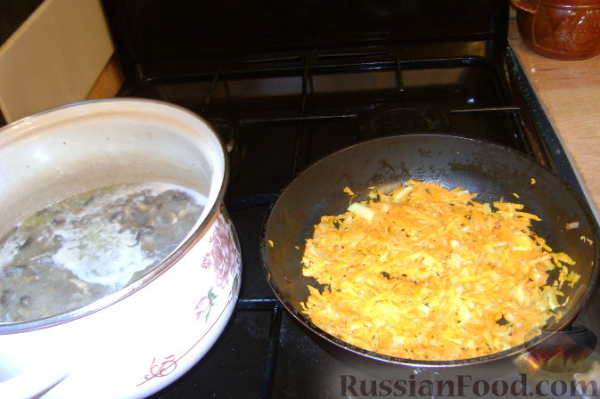 Фото приготовления рецепта: Говяжья печень, тушенная в яблочно-сметанном соусе - шаг №11