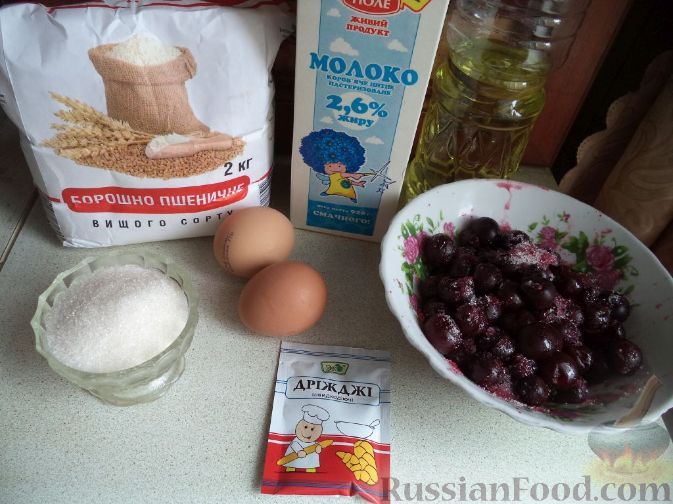 Фото приготовления рецепта: Салат "Мировой закусон" с сельдью, маринованными огурцами и яблоком - шаг №4