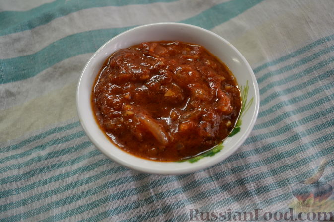 Фото приготовления рецепта: Говядина, тушенная с сельдереем и морковью в томатном соусе - шаг №11