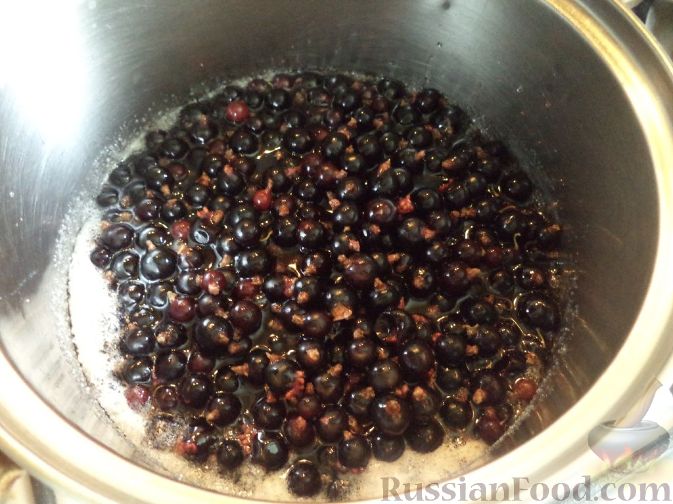 Фото приготовления рецепта: «Пятиминутка» из черной смородины (1) - шаг №6