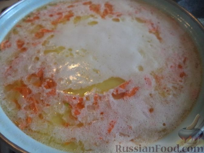 Фото приготовления рецепта: Сырный суп с гренками - шаг №5