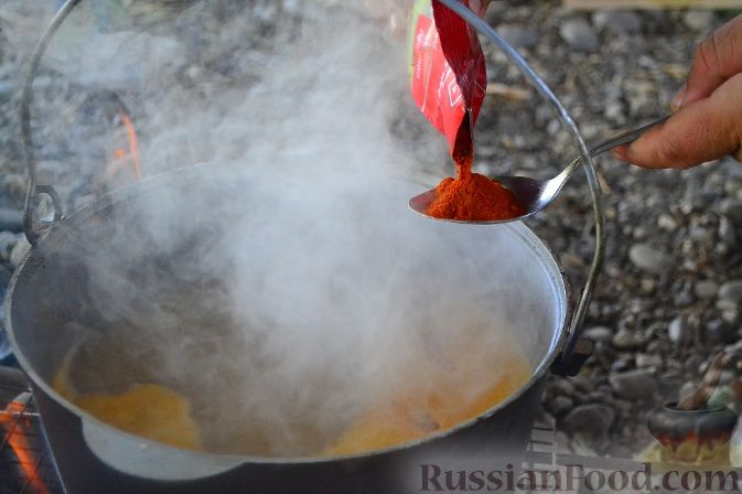 Фото приготовления рецепта: Халасле - венгерский рыбный суп - шаг №9