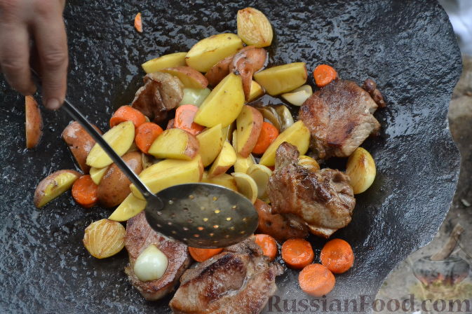 Фото приготовления рецепта: Закусочный рулет из моркови со сливочным сыром и зеленью - шаг №4