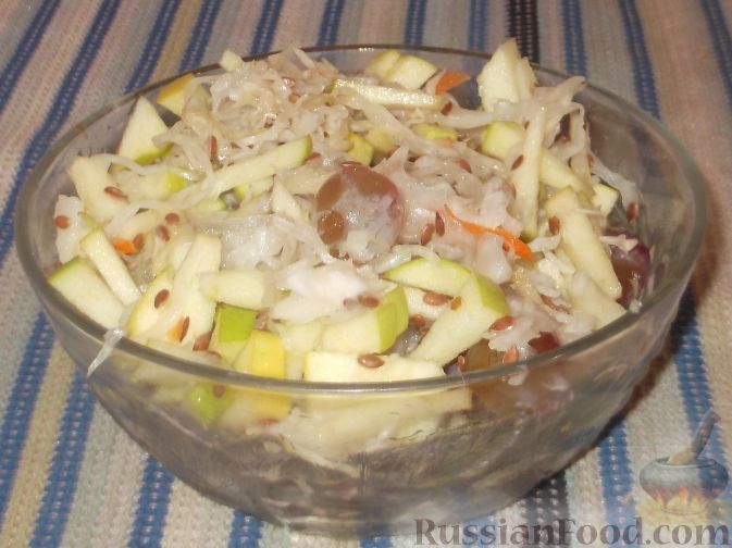 Фото приготовления рецепта: Салат из квашеной капусты с семенами льна - шаг №5