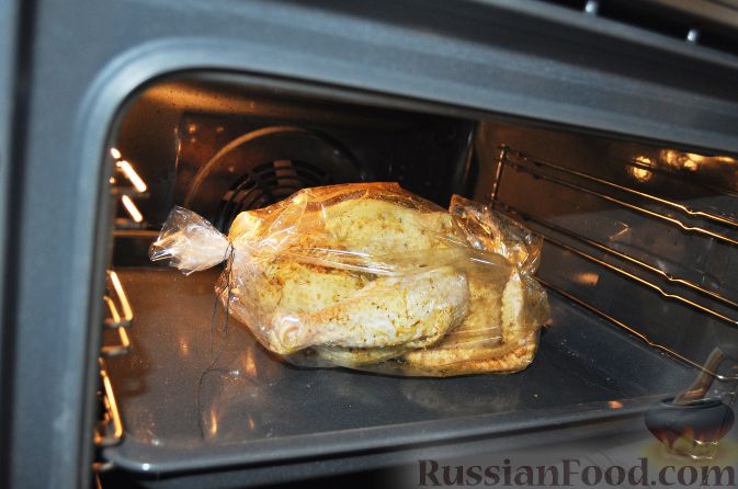 Фото приготовления рецепта: Закрытый слоёный пирог с курицей и луком-пореем - шаг №1