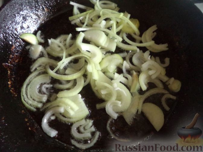 Фото приготовления рецепта: Салат с консервированной фасолью, кукурузой, сухариками и зеленью - шаг №2
