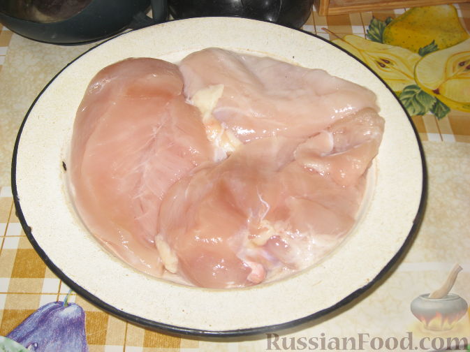 Фото приготовления рецепта: Куриные грудки под соусом из крыжовника и смородины - шаг №1