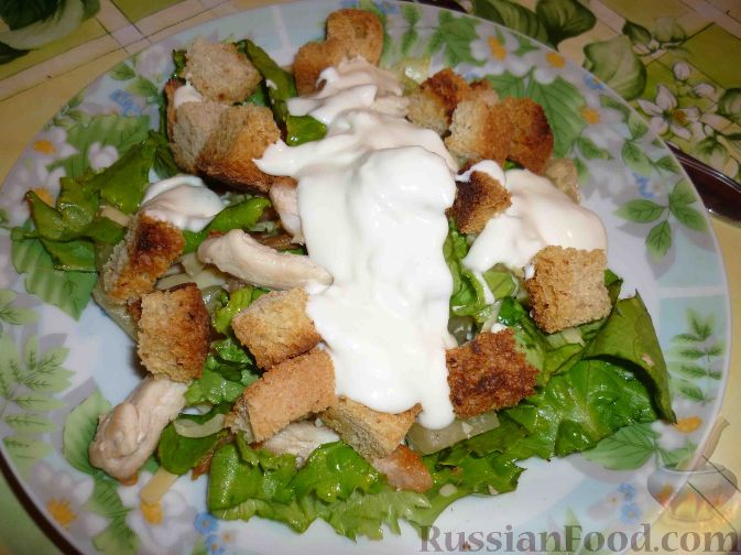 Фото к рецепту: Куриный салат с сухариками