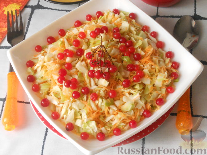 Фото приготовления рецепта: Капустный салат с ягодами калины - шаг №5