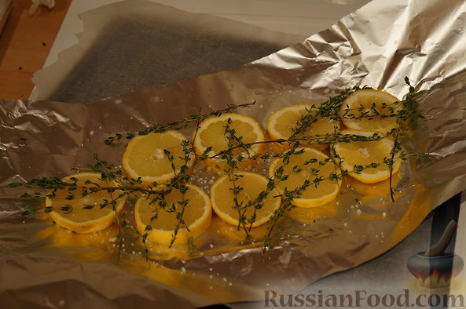 Фото приготовления рецепта: Салат с консервированной рыбой, рисом, яйцами и луком - шаг №6