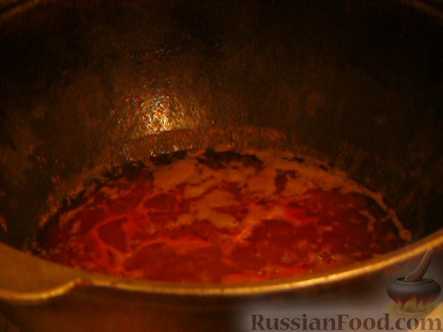 Фото приготовления рецепта: Суп с квашеной капустой, копчеными ребрышками и сливами - шаг №11