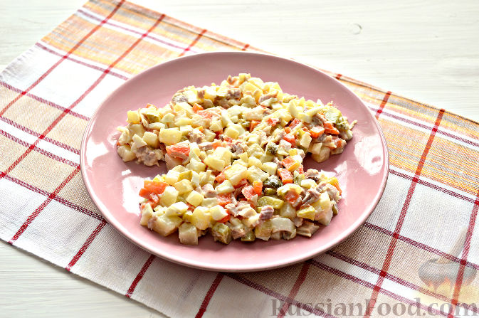 Фото приготовления рецепта: Салат "Обезьянка" (с курицей, яйцами, овощами) - шаг №7