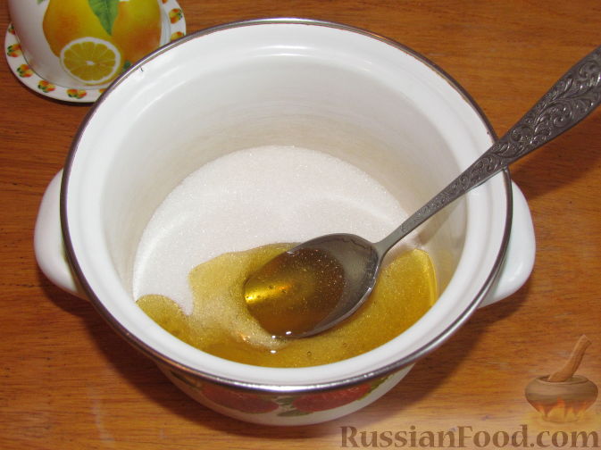 Фото приготовления рецепта: Лимонно-апельсиновые конфеты с орехами и медом - шаг №4