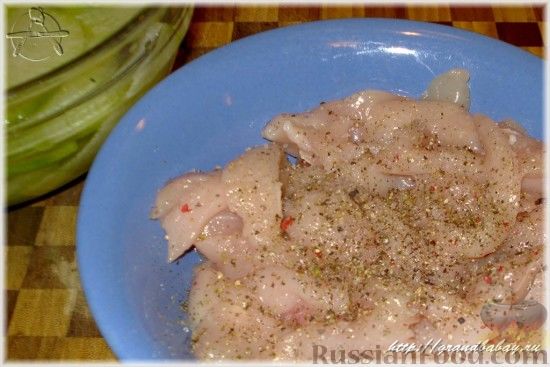 Фото приготовления рецепта: Салат из редьки с курицей - шаг №2