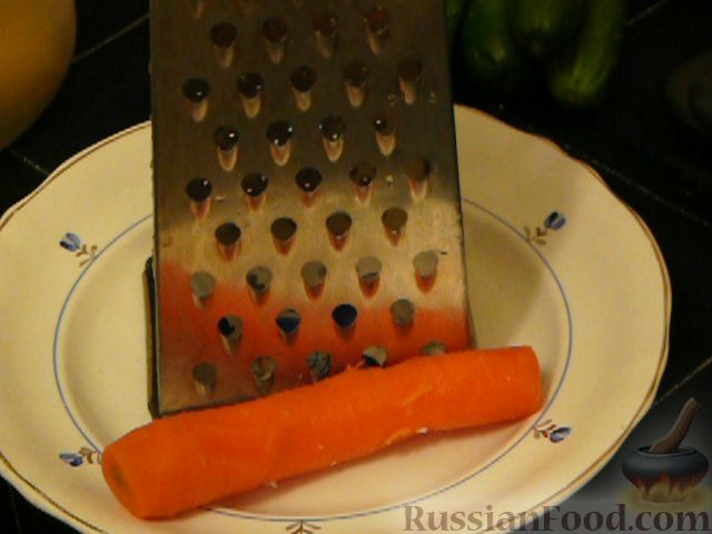 Фото приготовления рецепта: Слоеный салат с крабовым мясом - шаг №2