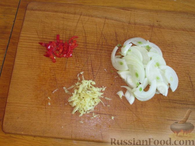 Фото приготовления рецепта: Капуста, тушенная с мясным фаршем и яблоками - шаг №8