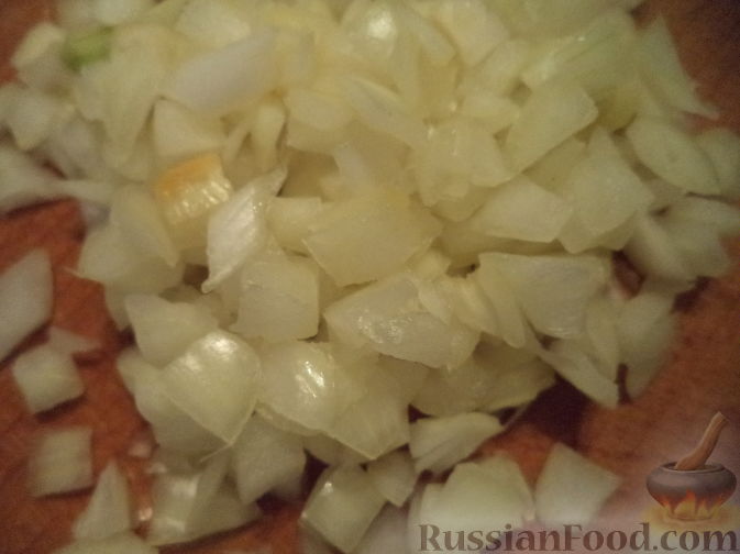 Фото приготовления рецепта: Салат с куриной печенью, свеклой и солеными огурцами - шаг №4