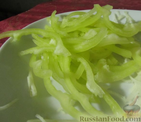 Фото приготовления рецепта: Витаминный салат из кольраби - шаг №2