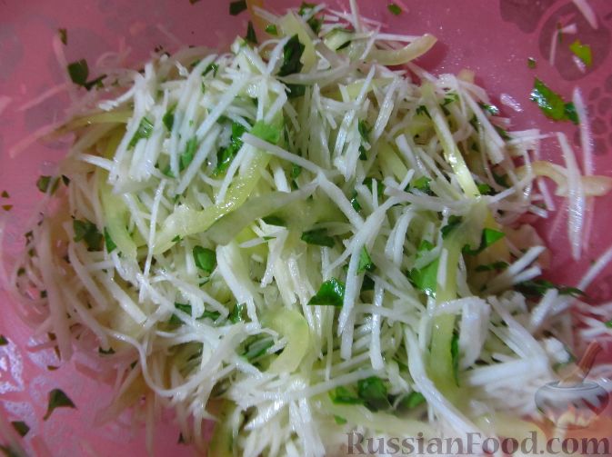 Фото приготовления рецепта: Витаминный салат из кольраби - шаг №6