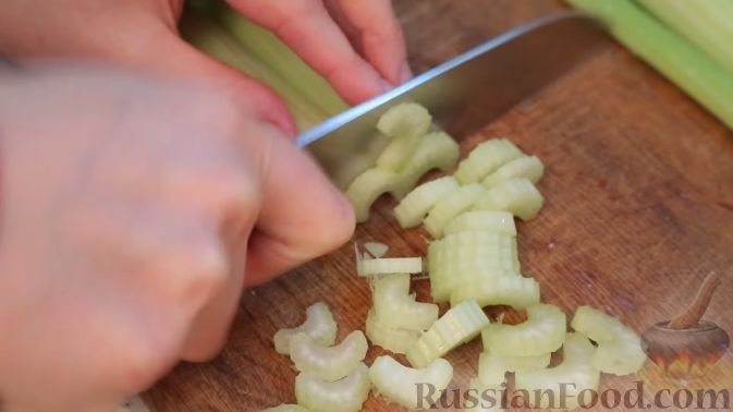 Фото приготовления рецепта: Салат с сельдереем, яблоком и сыром - шаг №1