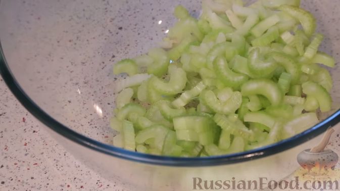 Фото приготовления рецепта: Салат с сельдереем, яблоком и сыром - шаг №2