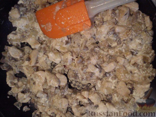 Фото приготовления рецепта: Слоёный салат с копчёной курицей, картофелем, морковью, свёклой и черносливом - шаг №1