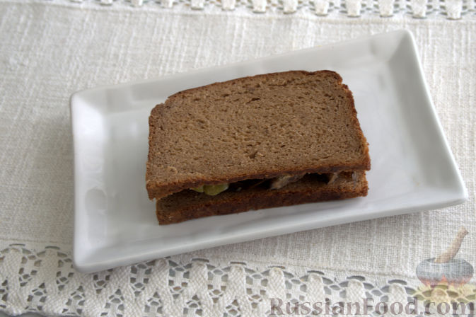 Фото приготовления рецепта: Бутерброды со шпротами - шаг №8