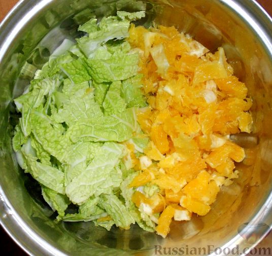 Фото приготовления рецепта: Салат из пекинской капусты, с апельсином, яблоком, орехами - шаг №5