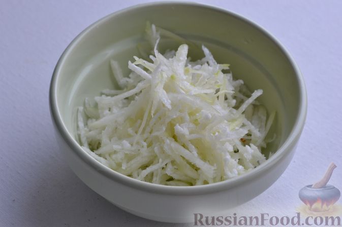 Фото приготовления рецепта: Салат из зеленой редьки, с морковью и редькой дайкон - шаг №3