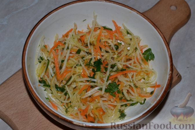 Фото приготовления рецепта: Салат из зеленой редьки, с морковью и редькой дайкон - шаг №8
