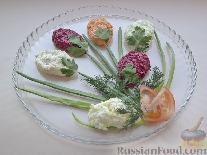 Фото приготовления рецепта: Овощной салат-микс "Тюльпаны к 8 Марта" - шаг №7