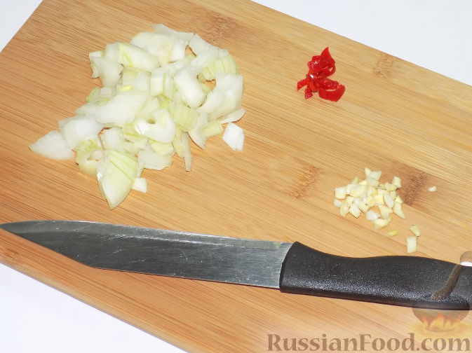Фото приготовления рецепта: Овощной суп с цветной капустой и молочно-сырным соусом - шаг №12