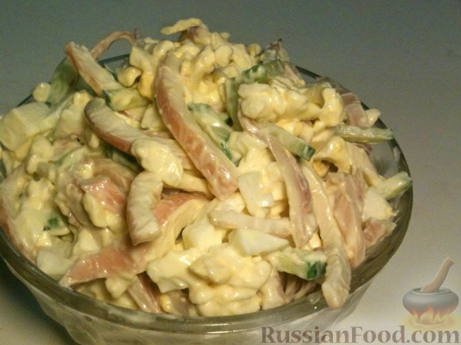 Фото приготовления рецепта: Салат с языком, огурцом и зелёным горошком - шаг №2