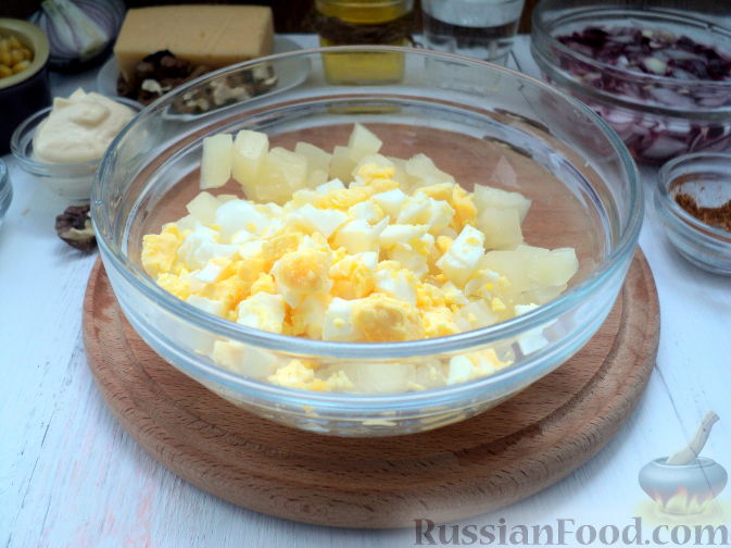 Фото приготовления рецепта: Салат с курицей и ананасом - шаг №8