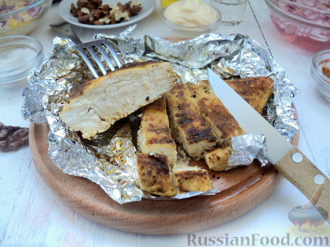 Фото приготовления рецепта: Салат с курицей и ананасом - шаг №12