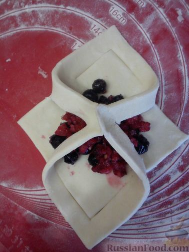 Фото приготовления рецепта: Слоеные пирожные с ягодами - шаг №5
