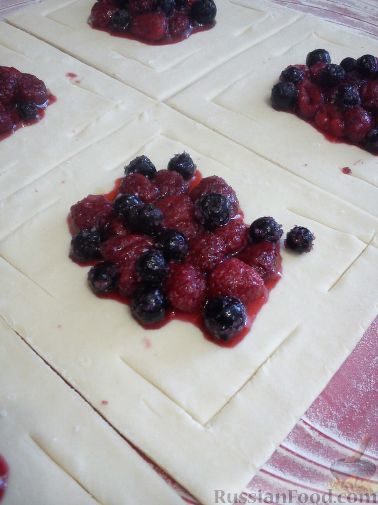 Фото приготовления рецепта: Слоеные пирожные с ягодами - шаг №4