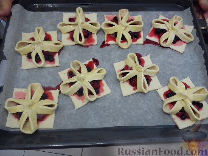 Фото приготовления рецепта: Слоеные пирожные с ягодами - шаг №8