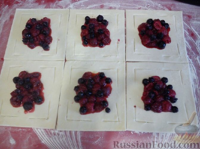 Фото приготовления рецепта: Слоеные пирожные с ягодами - шаг №3