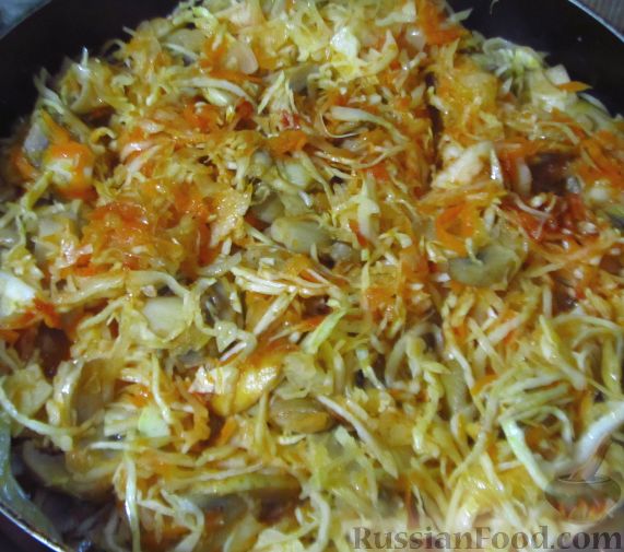 Фото приготовления рецепта: Киш с капустой и черносливом, в яично-сметанной заливке с сыром - шаг №10
