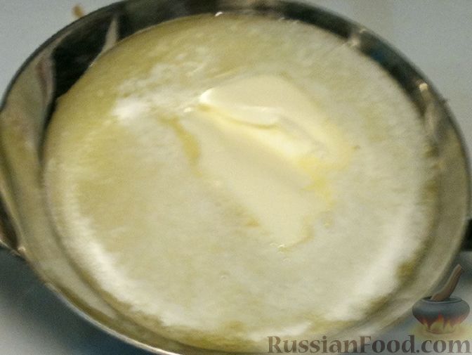 Фото приготовления рецепта: Быстрая шарлотка с корицей (на сковороде) - шаг №3