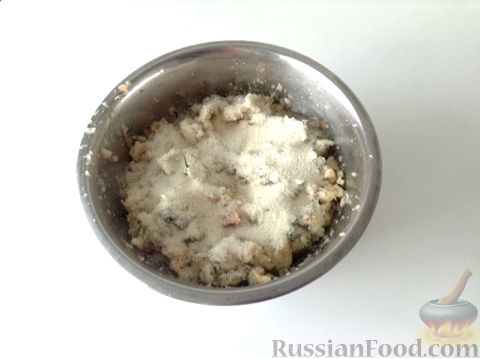 Фото приготовления рецепта: Закуска из творога, с твёрдым сыром, фетой, орехами и гранатом - шаг №3