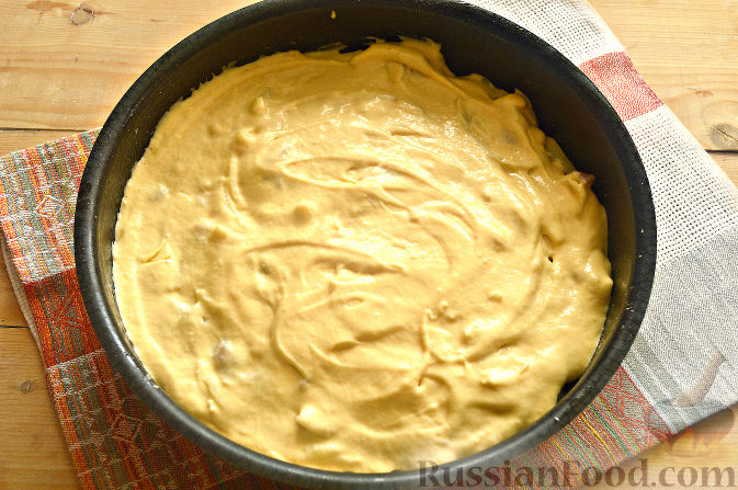 Фото приготовления рецепта: Киш с капустой и черносливом, в яично-сметанной заливке с сыром - шаг №11