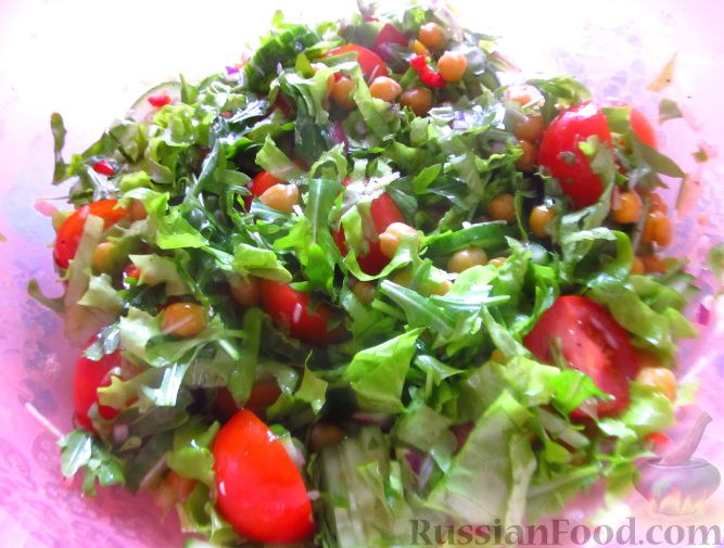Фото к рецепту: Салат с нутом, рукколой и помидорами черри