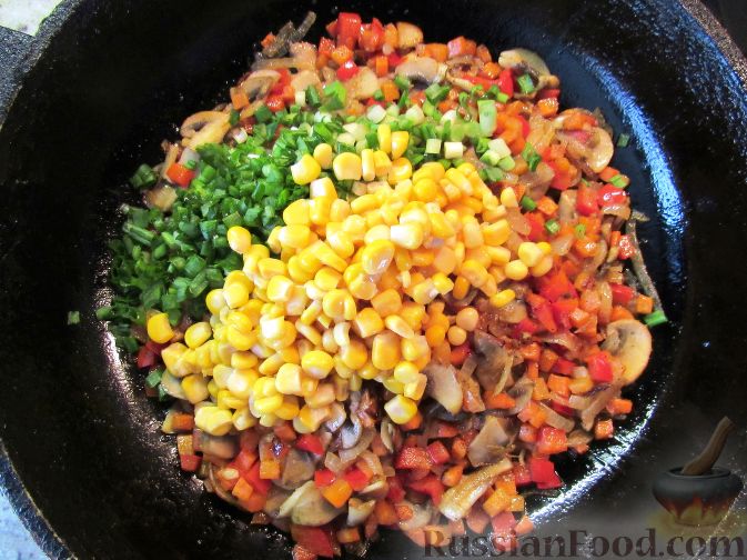 Фото приготовления рецепта: Макароны, запечённые в сметанно-чесночном соусе с грибами, под сыром - шаг №6