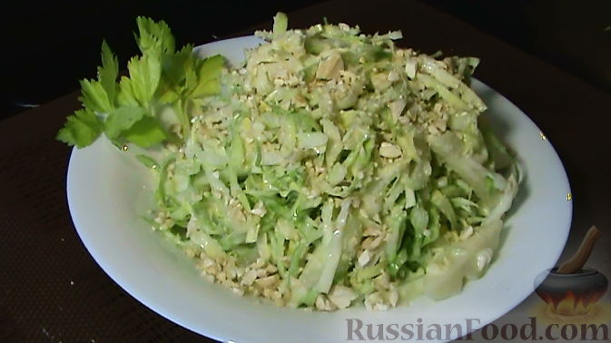 Фото к рецепту: Салат из капусты, с яблоками и сельдереем