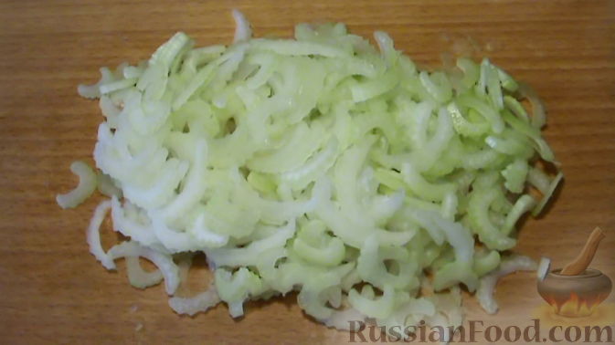 Фото приготовления рецепта: Салат из капусты, с яблоками и сельдереем - шаг №2
